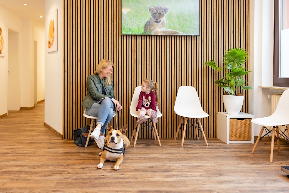Wartezimmer mit Kunden & Haustier